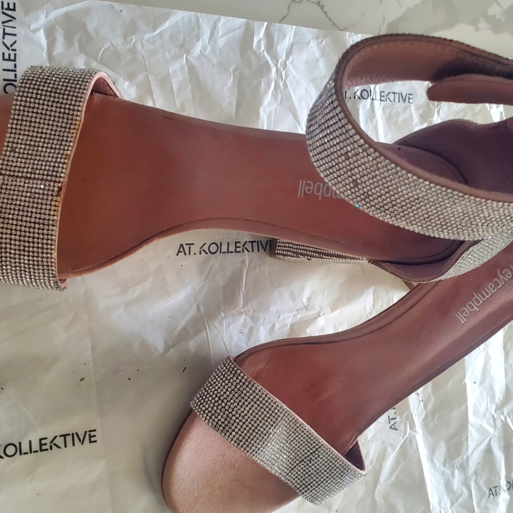 Sexy woman pumps.